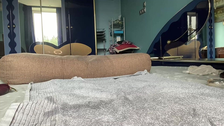 Mary Di: Aubergine d'entraînement anal, gros plug tunnel et orgasme avec squirt