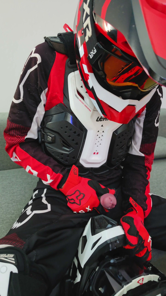 Sneakersmax98: Biker nakal memancut mani pada MX Helmet