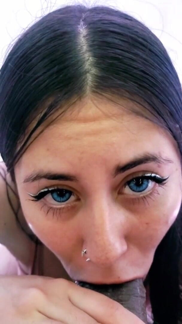 DherlyDoll: Byla příliš nadržená a kouřila mi, dokud ze mě nedostala...