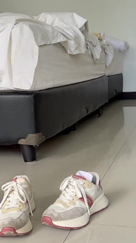 Plimbare în adidași și tocuri înalte