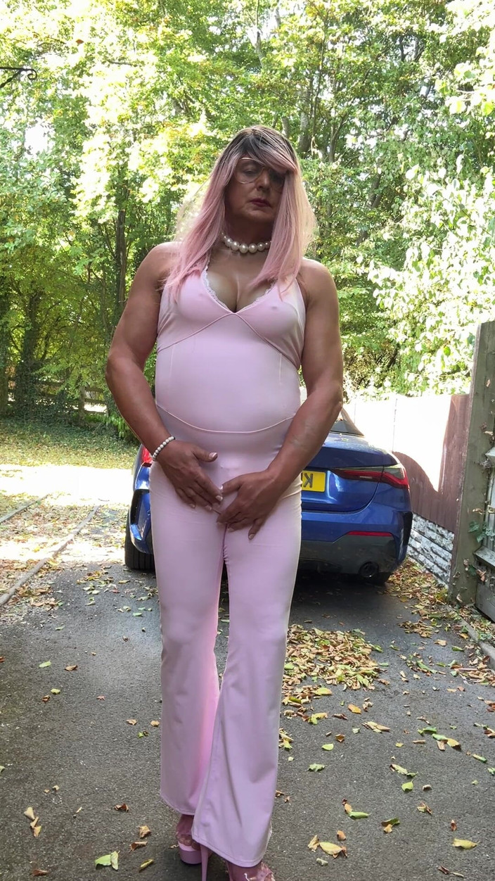 Kellycd2022: गुलाबी जंपसूट और ऊँची एड़ी के जूते में क्रॉसड्रेसर kellycd2022