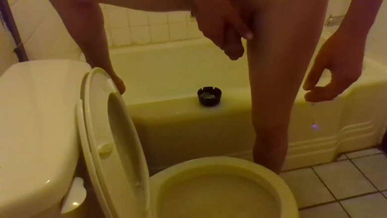 LilTaste: Pissen in die toilette Beim stehen auf der badewanne