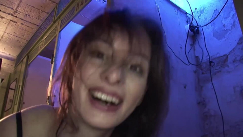 Kinky Angels: Piękna brunetka loszka zostaje z grubsza zerżnięta w trójkącie