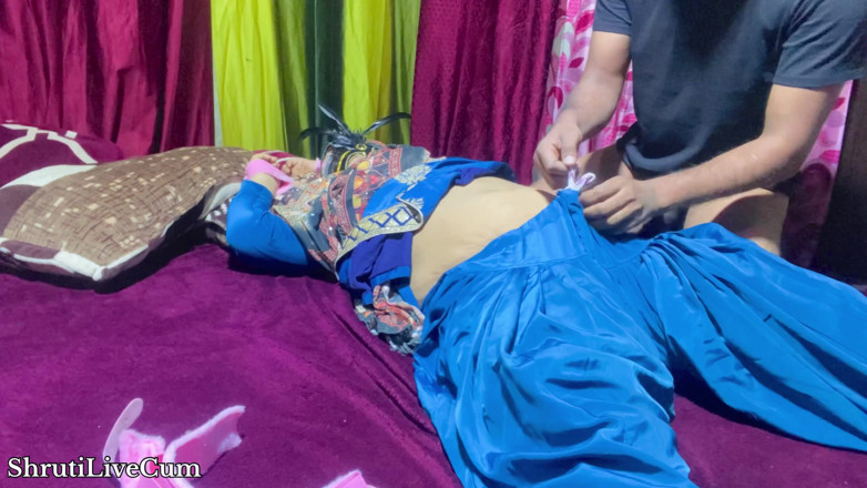 ShrutiLiveCum: Seks ibu tiri dengan bapak kos untuk mulutnya - audio bahasa...
