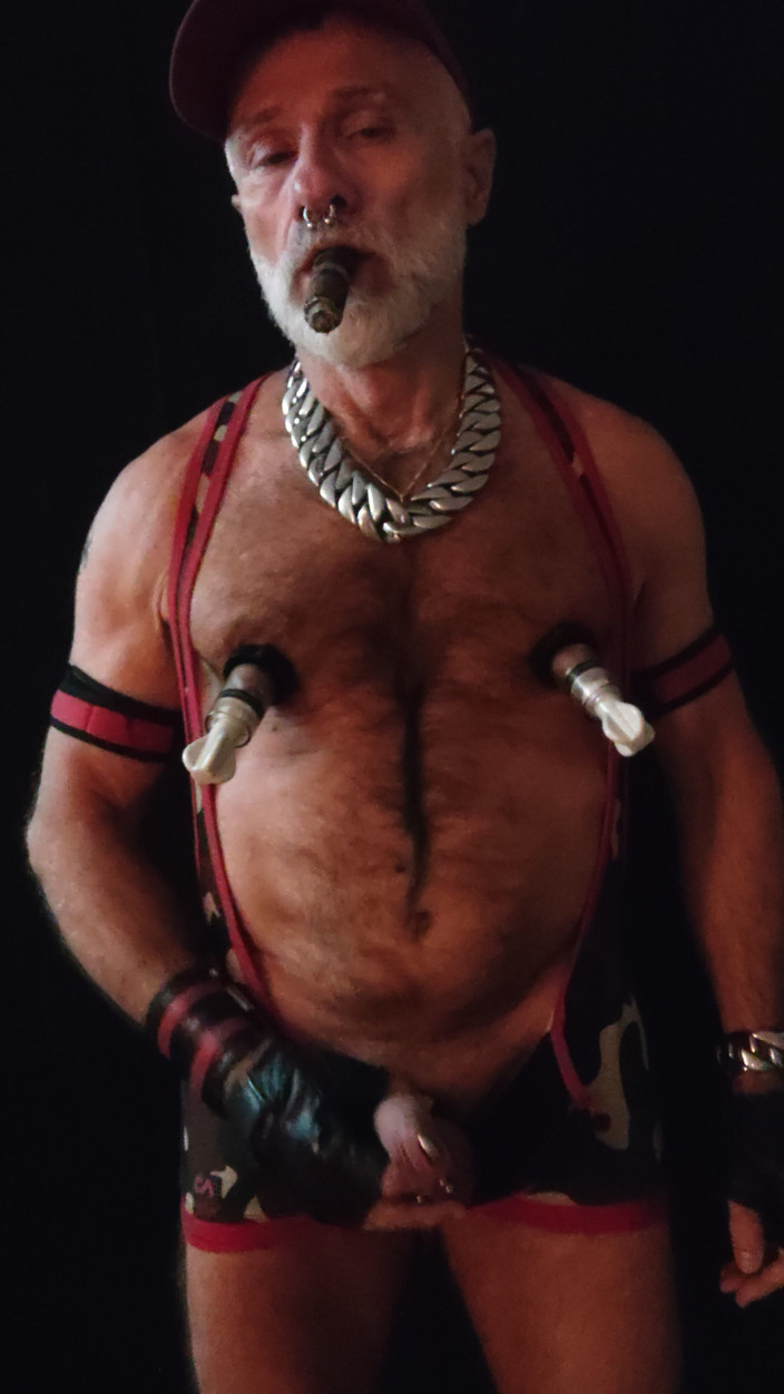 MusclesCigarsFFPig: Muping bradavek při kouření gar