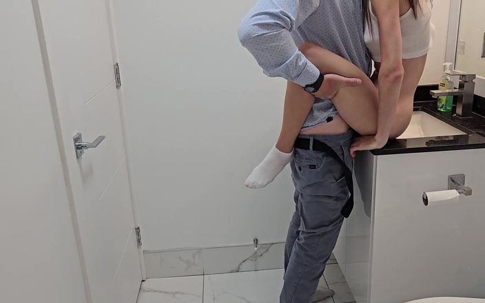 Ohseehere: Sesso con una ragazza di 18 anni in bagno alla festa