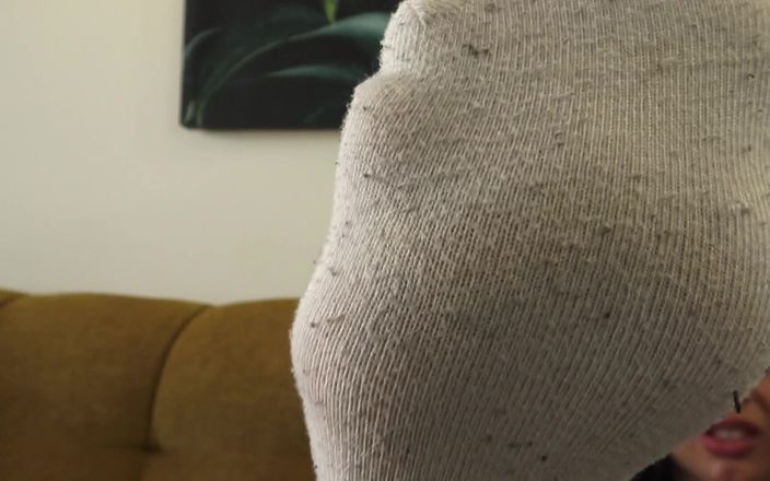 Foot Girls: Sentez mes chaussettes puantes, directement depuis la sneakerx, renifleur de...