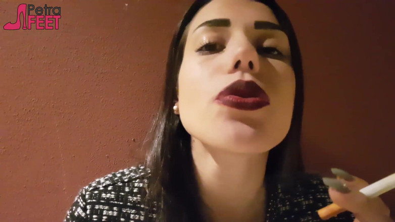 Smokin Fetish: สาวผมน้ำตาลสุดยอดชอบสูบบุหรี่กลางแจ้ง