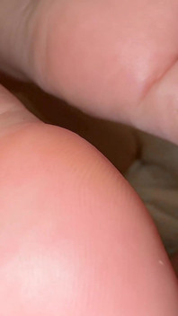 I piedi più carini e bellissimi di sempre ricevono un massaggio nel miglior salone a New York