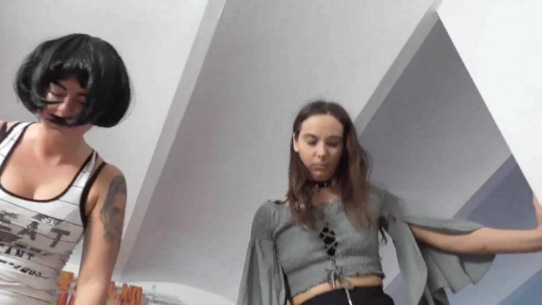 Femdom Austria: Piétinement sur leurs deux esclaves