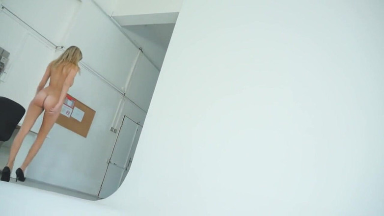 Watch4beauty: Casting Holy