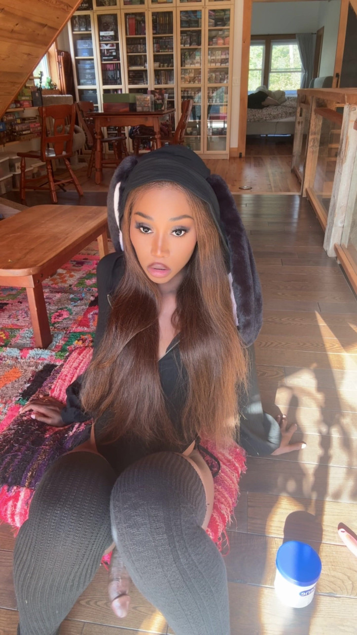 Vanniall: बड़ा लंड Trans Bunnygirl उतर जाता है