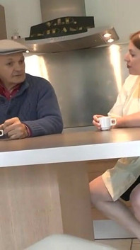 Französisches zimmermädchen wird von beobachter und einem freund einge sandwiched