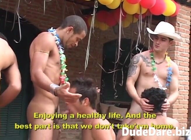 DudeDare: Des mecs gay excités baisent lors d'une soirée déguisée gay...