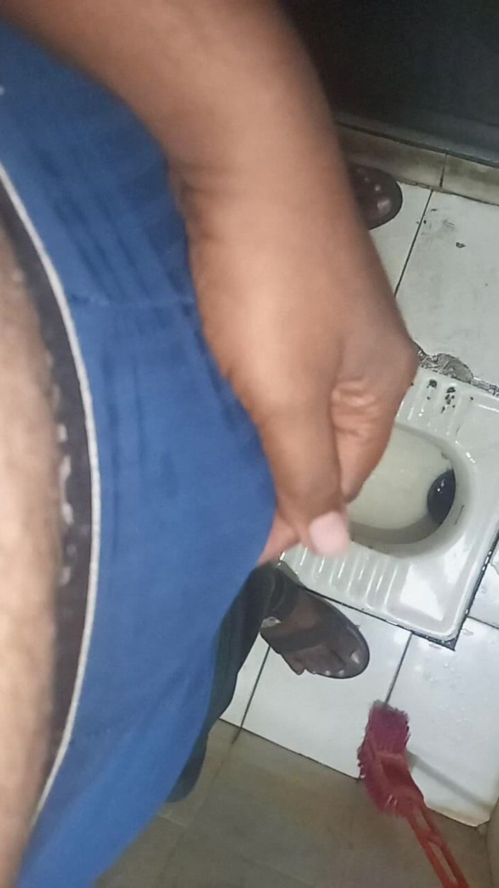 Fucking my wife: インドの少年のバスルームマスターベート