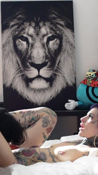 Tatuada punk rock alt baddie titi ramone es follada por asiático leo vice hasta que ella chorrea
