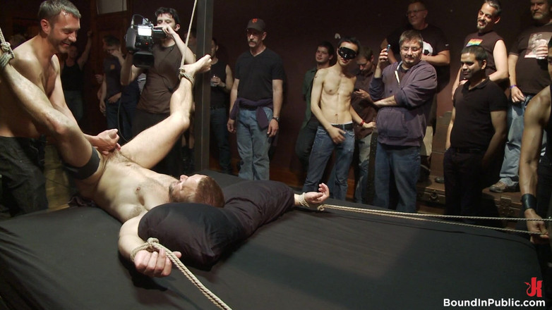 Bound in public: Sesi pemotretan live: dirk caber dan 200 cowok sange di pesta...