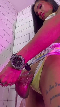 Ladyboy Amre, potetovaná umělecká díla s masivními koulemi a připojeným penisem