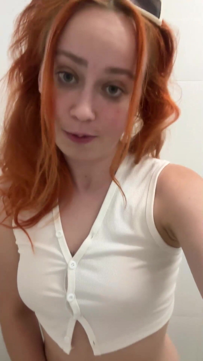 Sheryl X Sinclair: Pissen in openbare toiletten met mijn seksvriend!