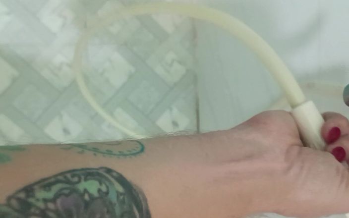 Kinky Alice: Alise fa pipì e mostra bellissimi piedi e dita dei...