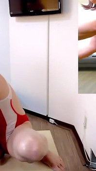 O femeie într-un costum de baie competitiv încearcă o jucărie nouă
