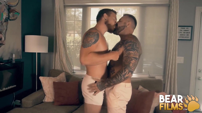 Bear Films: BEARFILMS - 纹身熊上衣给他毛茸茸的英俊情人繁殖