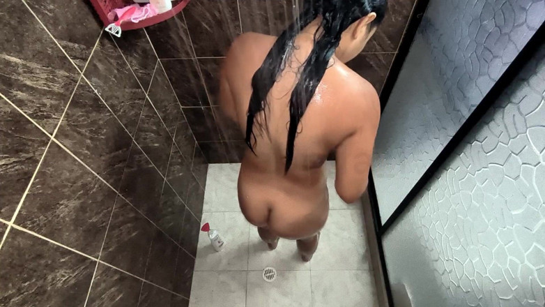 Isabel: Shower Time, Masturbation and Squirt