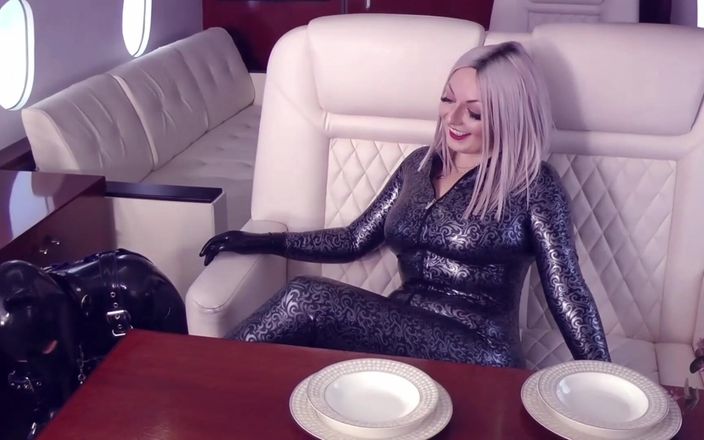 Arya Grander: ラバーペッティングビデオ - ラテックスとガスマスクの従順な曲線美の熟女。アリア・グランダー