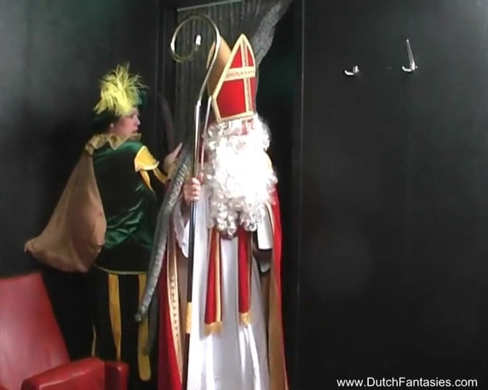 Dutch Fantasies: Rondborstige milf wordt in de beste posities geneukt