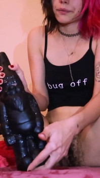 Een tuingoblin in mijn reet duwen