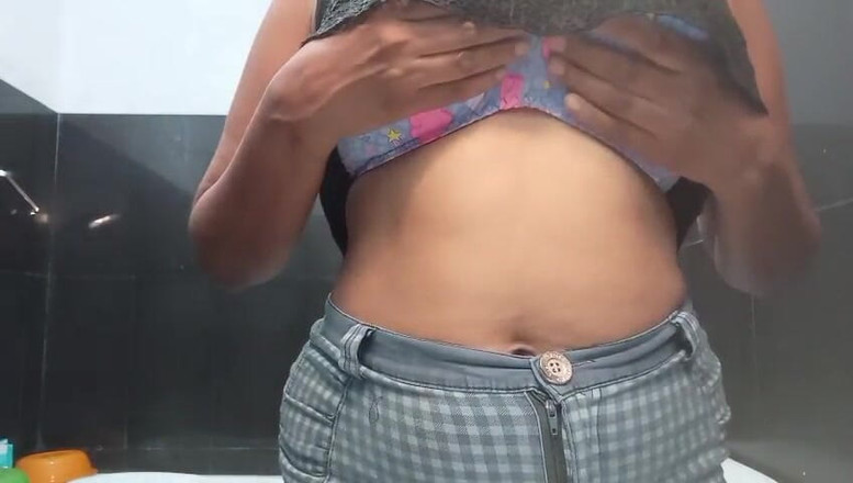 Miya White: Lei gioca con la sua figa eccitata bene è ben eccitata...