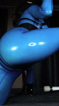 Cristal Kinky - ตุ๊กตายางสีฟ้าใสอมควยและชักว่าว