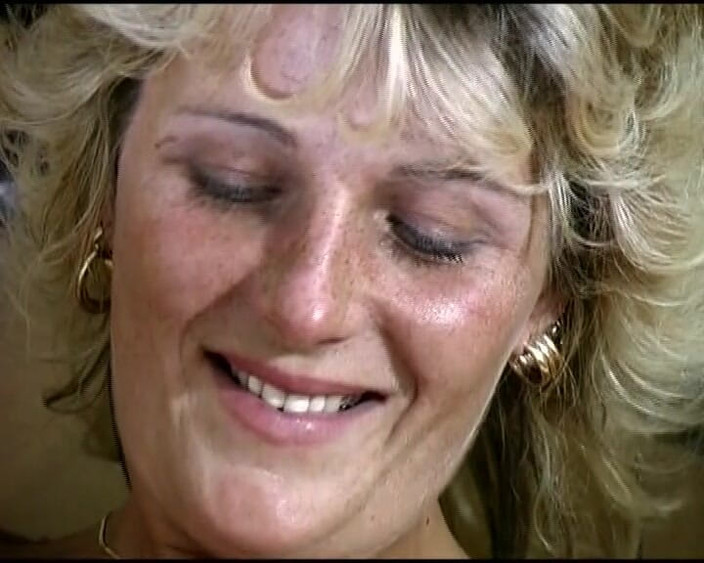 German Homemade: Wanita rambut pirang asal jerman lagi asik fingering satu sama...