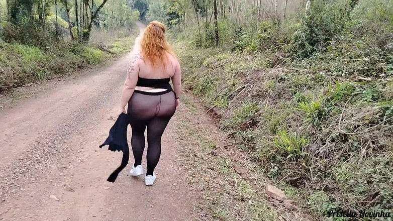 Priscila: Mi madrastra en pantalones transparentes sin bragas caminando por la...