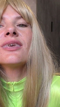 Blondynka W Nylonowym Kombinezonie Pięknie Ssie I Połyka Spermę