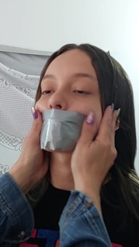 18letá Maia poprvé: nalepená a vycvičená macechou a paní