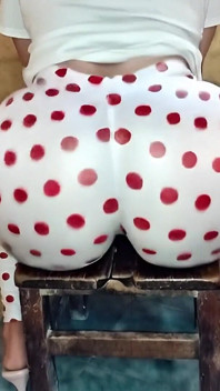 Leggings bianchi a pois sul sedere