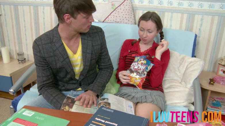 Iluvteens: Zlobivá nevlastní sestra pomáhá svému bráchovi se soukromou výukou sexuální...