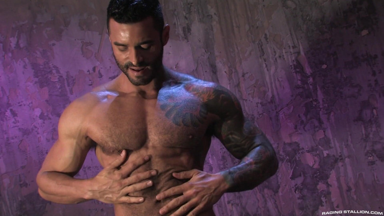 Raging Stallion: Músculo y tinta