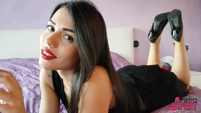 Smokin Fetish: Petra fumando en la cama