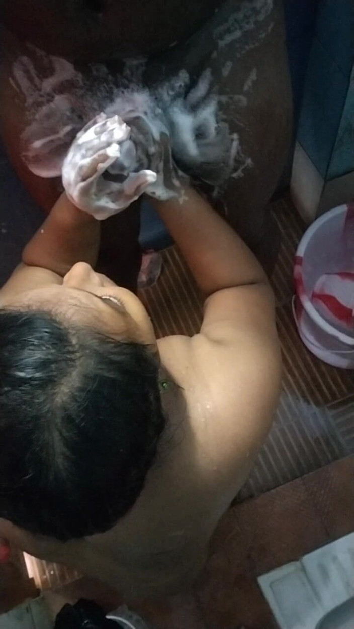 Benita sweety: Pár se koupe sexy záběr na video