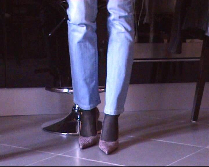 Nyllady: Gioca con le scarpe in collant neri e décolleté rosa