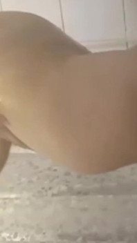 MILF se sprchuje