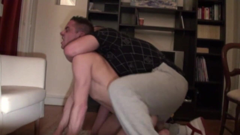 Gaybareback: Použitá ošukaným klukem doma v Paříži