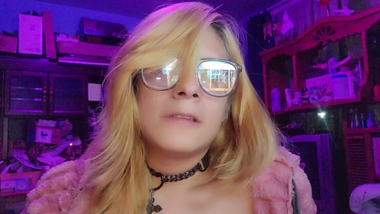 Crystal Phoenix: 시시, 교회 ASMR에서 섹스 목걸이를 착용하다