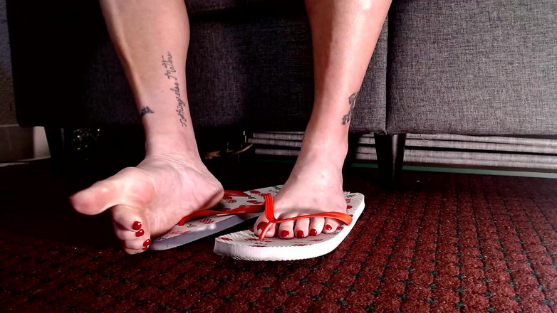 Abby Anna: Red Toenails Flop klapsy dojrzałe stopy