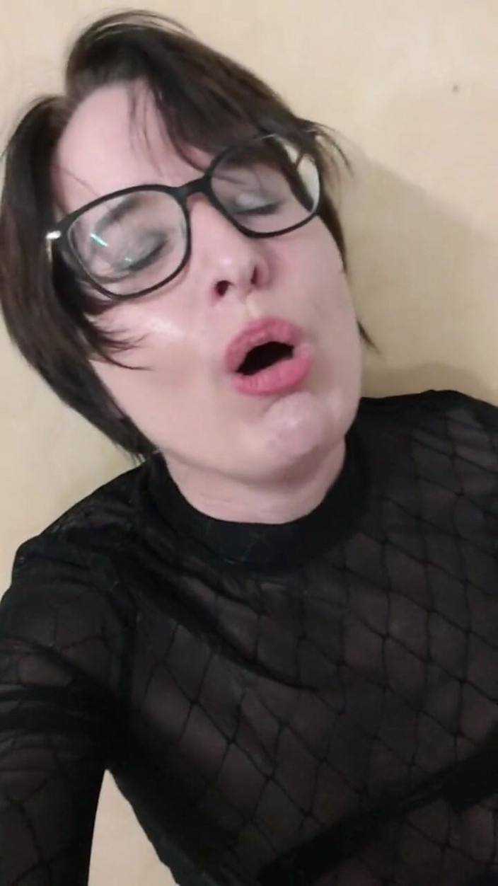 JulieEroticDress: セクシーなドレスで潮を吹く