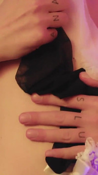 异装癖与熟女 - 被撸管抓住