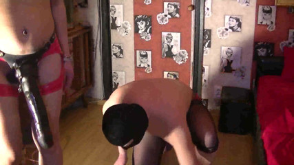 SassyTiff: Grande preto dildo fode escravo
