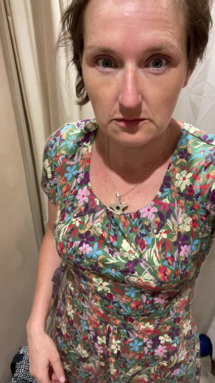 MistressWriggler: Herkesin içinde yeni elbiseler denemek için soyunuyor!